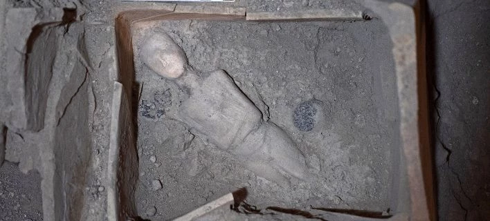 Ανασκαφή στη Σαντορίνη εντυπωσιάζει – Μαρμάρινα ειδώλια, αλαβάστρινα αγγεία, αμφορείς – Eικόνες